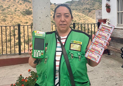 Francisca González, vendedora ONCE en Torre Alháquime