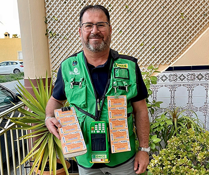 Bartolomé Caparrós, vendedor ONCE en Vera, Almería