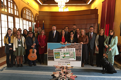 Foto de familia de la presentación del cupón de la ONCE dedicado al 28-F, Día de Andalucía