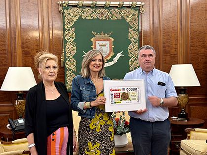 Foto de familia de la entrega a la alcaldesa de Pamplona de la imagen del cupón del  600 aniversario del Privilegio de la Unión
