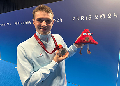 Enrique Alhambra posa con la medalla de bronce