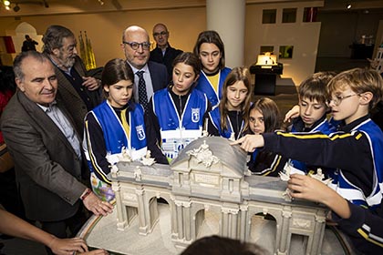 Las autoridades junto a los chavales durante la visita al Museo