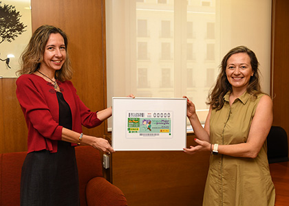 Patricia Sanz entrega a Victoria Rosell una lámina enmarcada de este cupón