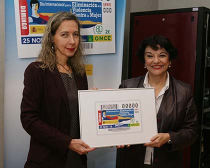 Patricia Sanz y Soledad Murillo, con una copia enmarcada del cupón que la ONCE dedica a la lucha contra la violencia de género