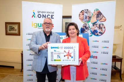 Carlos Susías y Bárbara Palau sostienen una lámina enmarcada con el cupón
