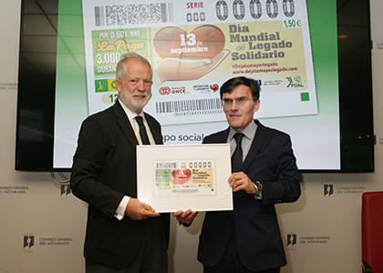 José Ignacio Navas y Alberto Durán, con una lámina enmarcada del cupón dedicado al Legado Solidario