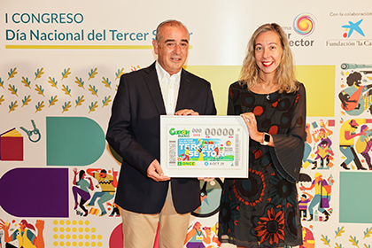 Patricia Sanz entrega a Luciano Poyato, una lámina enmarcada con el cupón del Tercer Sector