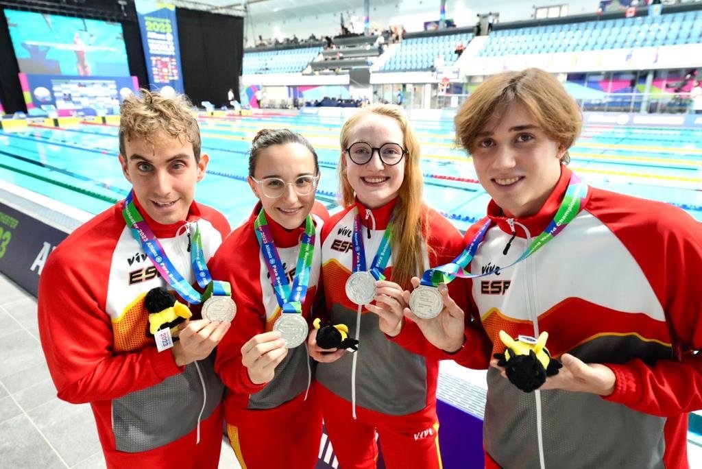 Enrique Alhambra, Emma Feliu, María Delgado y José Ramón Cantero con la medalla de plata en el podio