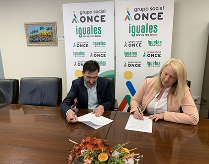 Juan J Prieto y Carmen Bayarri firman el acuerdo