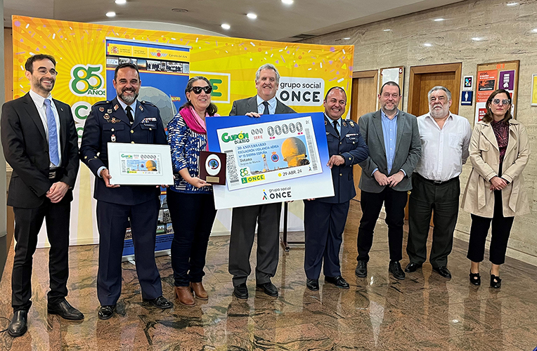 Foto de familia presentación del cupón del 30 aniversario del Escuadrón de Vigilancia Aérea nº 13 Sierra Espuña
