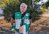Pepe Camero, vendedor que ha repartido el premio en Granada, con los productos de juego de la ONCE