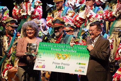 Ángel Sánchuez y Pilar Flores entregan el primer premio al coro Los Iluminados