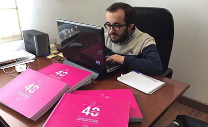 Felipe Mateos trabajando en su despacho de Comunicación del Festival