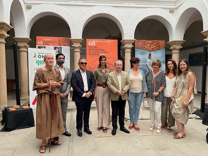 El director del Festival junto a representantes institucionales y de la ONCE en la presentación y firma del convenio.