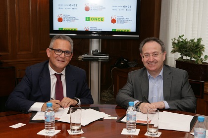 A la derecha Ángel Luis Gómez y a la izquierda Jesús Cimarro firmando el convenio