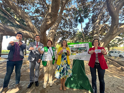 Foto de familia de la presentacuón del cupón dedicado al ficus Laurel de la India de Almería