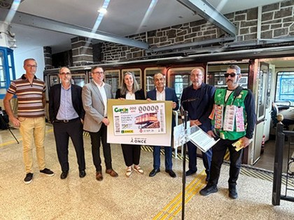 Foto de familia de la presentación del cupón del Funicular Larreineta