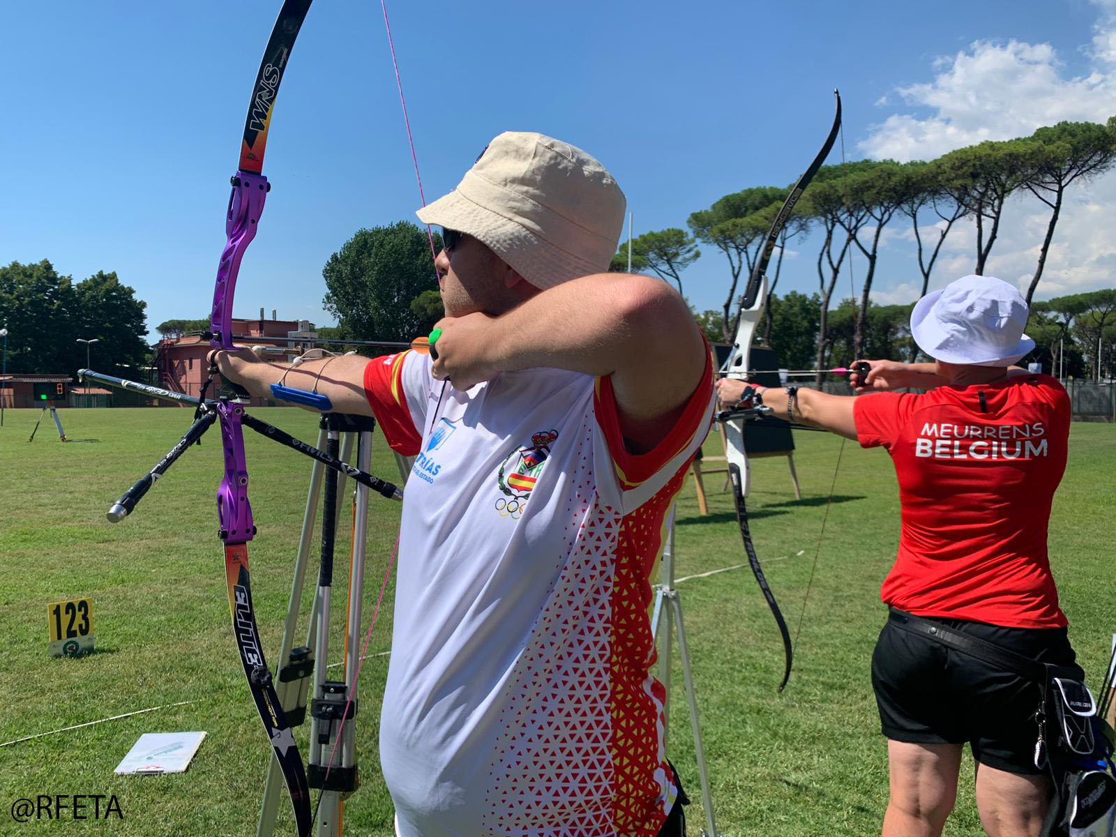 Adrián Orjales tirando con arco durante la competición