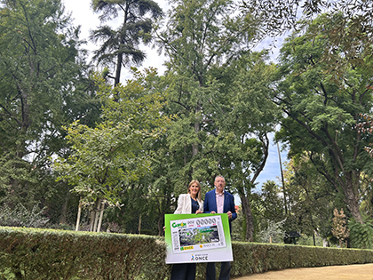 Ana Jáuregui y Cristóbal Martínez, con una copia gigante del cupón, ante el Ginkgo