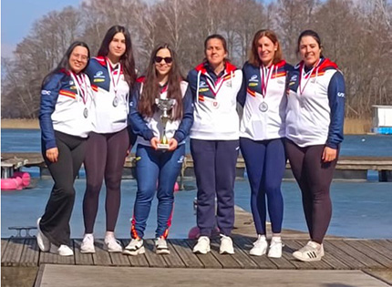 Selección femenina de goalball con el trofeo y las medallas de campeonas