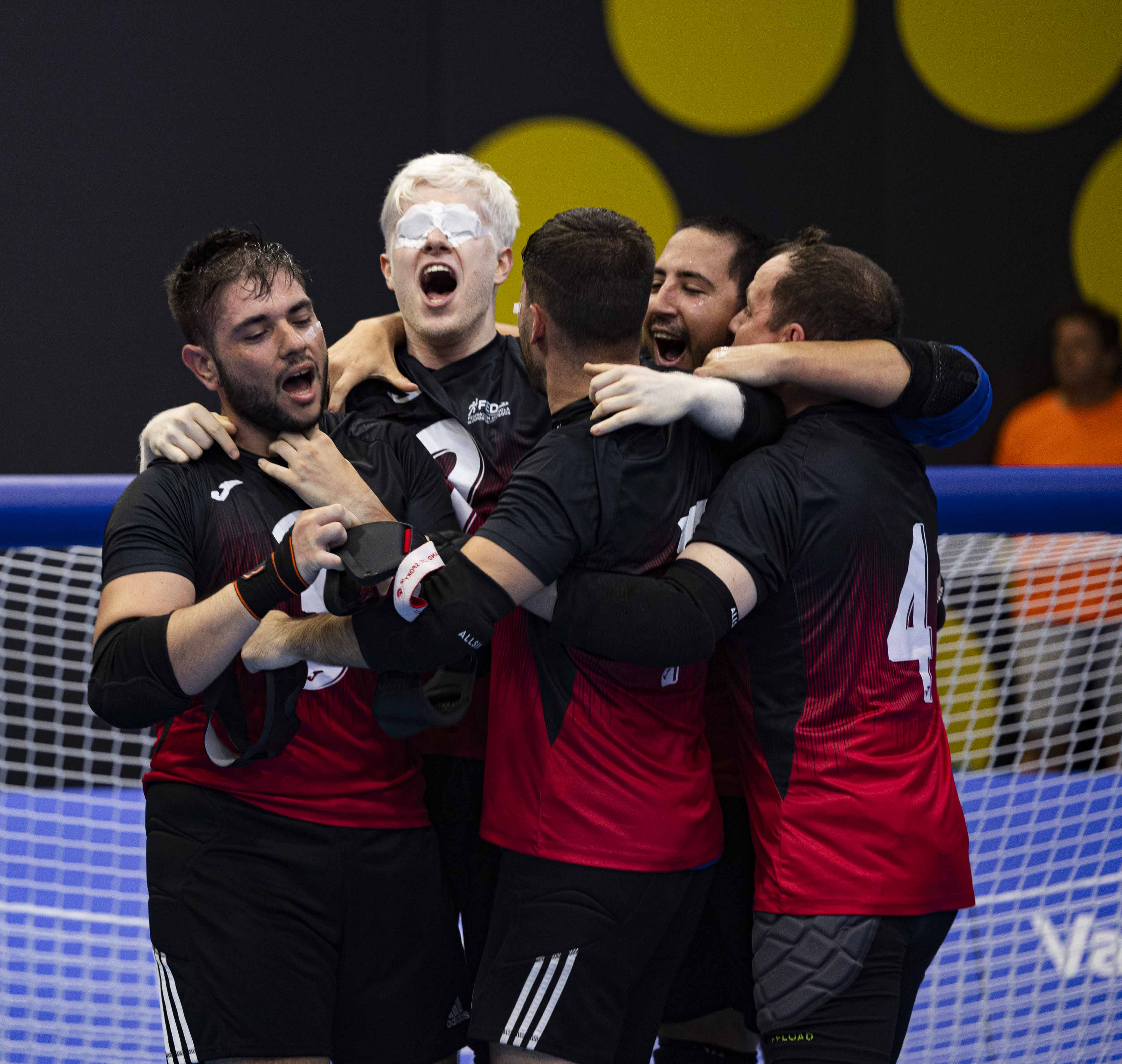 Selección nacional de Goalball celebrando en la pista