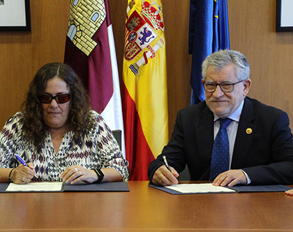 Ángel Felpeto y  Ana Isabel Ruiz, durante la firma del acuerdo