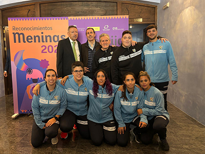 El equipo Femenino de fútbol de ONCE Málaga, antes recibir el galardón