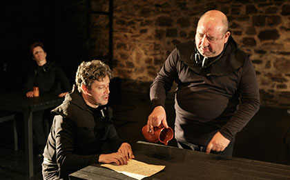 Un momento de la representación de "Ensayando un Don Juan", con dos de los actores en primer plano