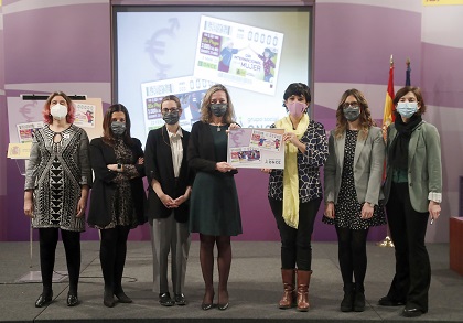Foto de familia de los asistentes a la presentación de los cupones de Igualdad