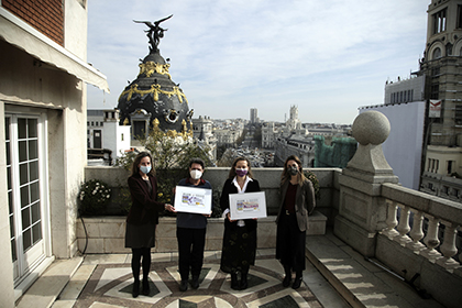 Foto de familia de la presentación de los cupones dedicados al Día de la Igualdad Salarial y al Día Internacional de las Mujeres