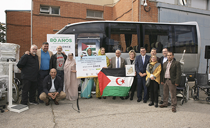 Foto de familia de la donación de material adaptado al pueblo saharaui