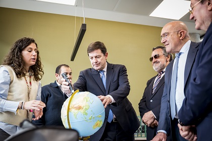 El presidente Mañueco prueba un globo terráqueo accesible en presencia de Miguel Carballeda