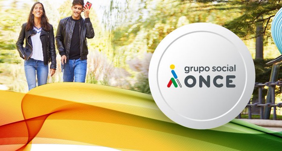 Logo del Grupo Social ONCE en un disco gris sobre un fondo de colores en degradado y unos jóvenes caminando por el parque