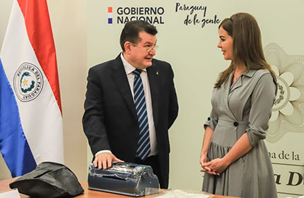 El director general de la ONCE, Ángel Sánchez, hablando con la primera dama de Paraguay