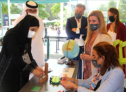 Ministra de Community Development de Dubái visita el stand del Grupo Social ONCE