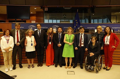 Foto de grupo de la mesa redonda celebrada en el Parlamento Europeo en la que el Grupo Social ONCE pide una presidencia más social