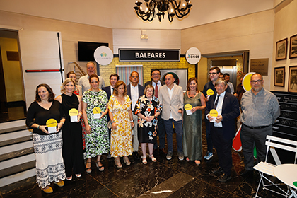 Galardonados con los Premios Solidarios Grupo Social ONCE Illes Balears 2022, junto a autoridades y responsables ONCE