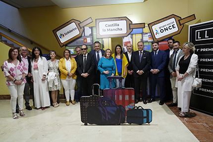 Foto de familia de los premiados junto a las autoridades asistentes