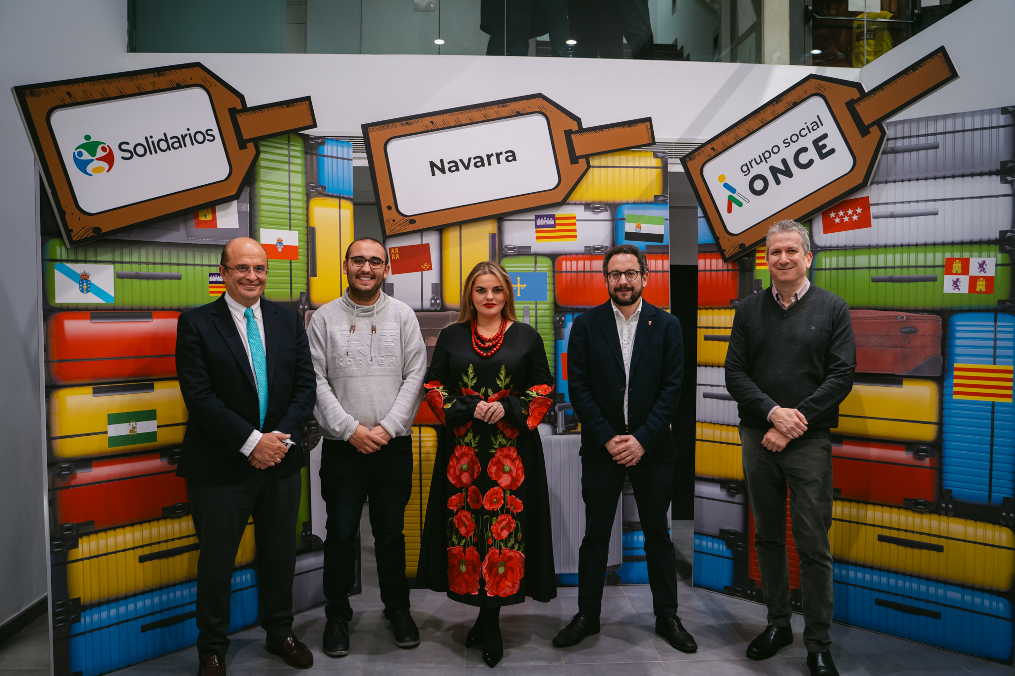 Foto de familia Premios Solidarios del Grupo Social ONCE Navarra. De izquierda a derecha: Dr. Luis Chiva de Agustín, Mikel Sola (Diario de Noticias), Darina Kosarim (Alas de Ukrania), Joseba Asiain (Administracion Publica) y Daniel Ramos (Florette) 