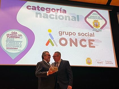 Miguel Carballeda recibe el Premio Turismo Ciudad de Benidorm, de manos de su alcalde, Toni Pérez