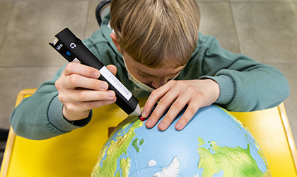 Un niño ciego aprende Geografía con un globo terráqueo adaptado