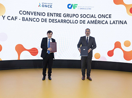 Alberto Durán y Sergio Díaz-Granados tras la firma del acuerdo