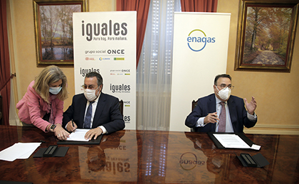 El presidente del Grupo Social ONCE, Miguel Carballeda, y el presidente de Enagás, Antonio Llardén, firman el acuerdo