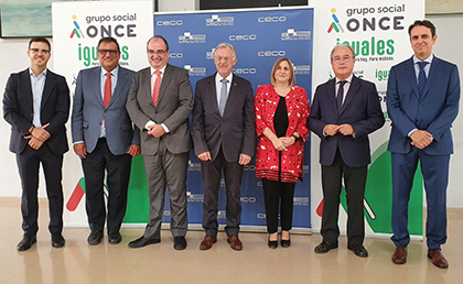 Foto de familia tras la firma del acuerdo entre el Grupo Social ONCE y la Confederación de Empresarios de Córdoba 
