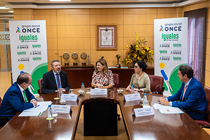 Imagen de la reunión entre la consejera de Empleo, Empresa y Trabajo Autónomo de la Junta de Andalucía y responsables del Grupo Social ONCE en Andalucía