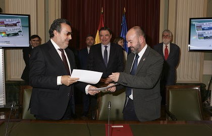 Miguel Carballeda, Luis Planas y José Basilio Otero, tras la firma del acuerdo