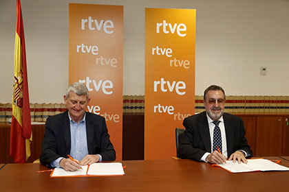 José Manuel Pérez Tornero y Miguel Carballeda, en el momento de la firma delacuerdo