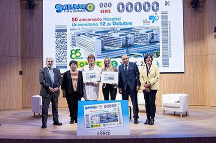 Foto de familia tras la presentación del cupón