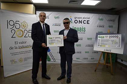 Julio García Cordonié y Manuel Martínez Pan, con una lámina enmarcada con este cupón