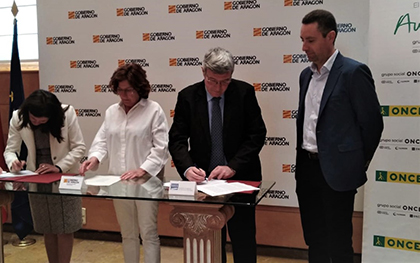 Firma del convenio entre el Instituto Aragonés de Servicios Sociales y la ONCE